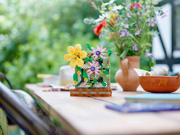 Image du produit LEGO Barrière de fleurs (40683)