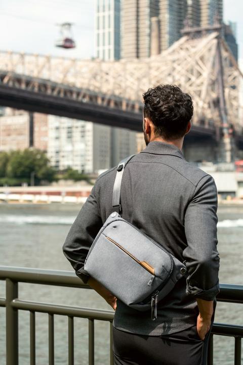 Actual product image Peak Design Everyday Sling v2 (Camera shoulder bag, 6 l)