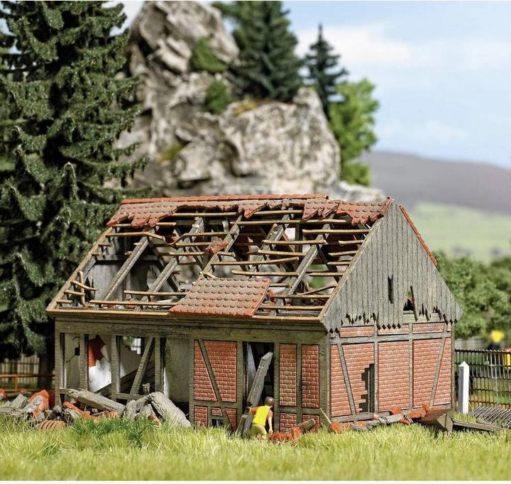 Actual product image Busch H0 Dilapidated stable