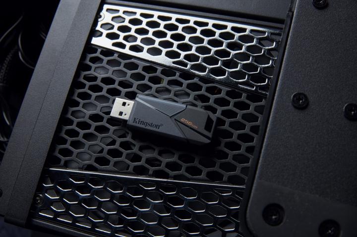Actual product image Kingston DataTraveler Exodia Onyx (128 GB, USB 3.2)