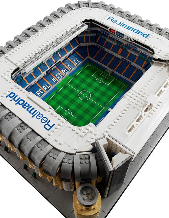 Immagine prodotto LEGO Real Madrid - Stadio Santiago Bernabéu (10299, LEGO Icons, Set LEGO rari)