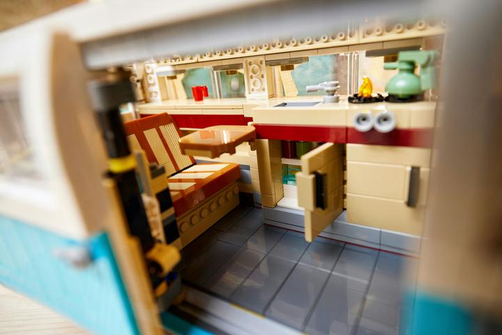 Actual product image LEGO Volkswagen T2 Camping Bus (10279, LEGO Creator Expert, LEGO Rare Sets)