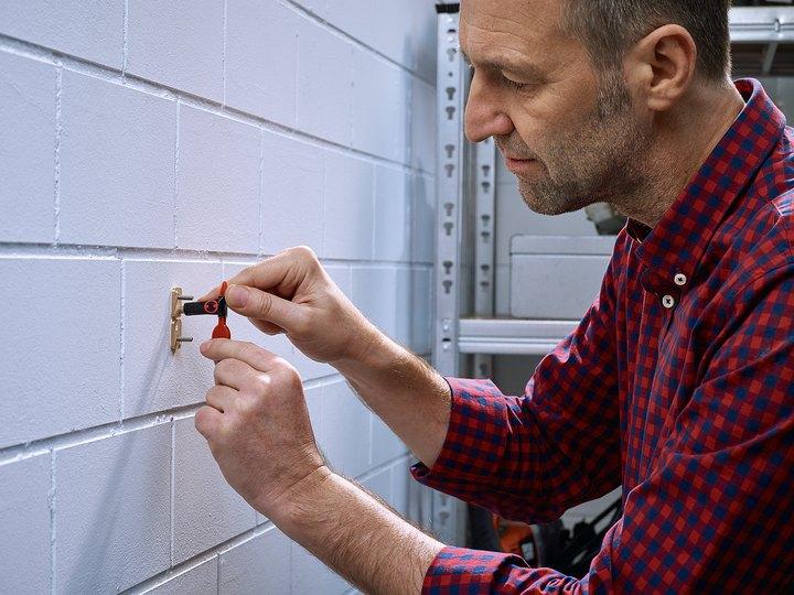 Actual product image tesa Rectangular adhesive screw for masonry and stone 2.5kg
