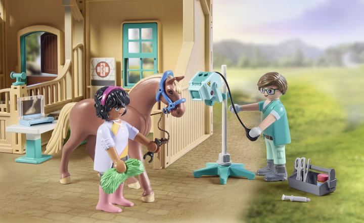 Actual product image Playmobil Amelia & Whisper with horse box (71353, Playmobil Horses of Waterfall)