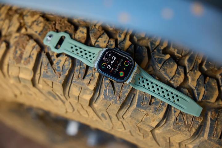 Produktbild UAG Urban Armor Gear Monarch Strap| Apple Watch Ultra/42/44/45/46mm| olive/titan| (194158117236) (Fluoroelastomer, Gummi)