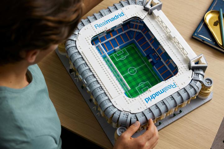 Immagine prodotto LEGO Real Madrid - Stadio Santiago Bernabéu (10299, LEGO Icons, Set LEGO rari)