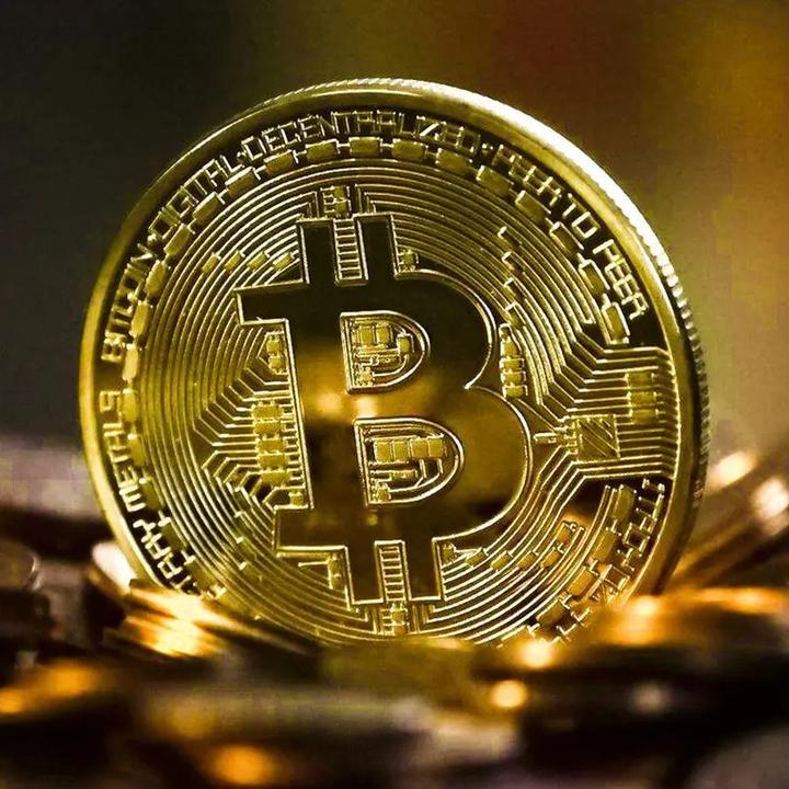 Image du produit Crypto Stuff Pièce de monnaie Bitcoin plaquée or avec étui de protection et logo Bitcoin gravé