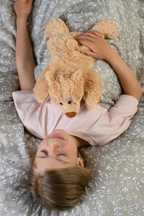 Image du produit Warmies Beddy Bear warmth (Ourson), ourson en peluche William couché