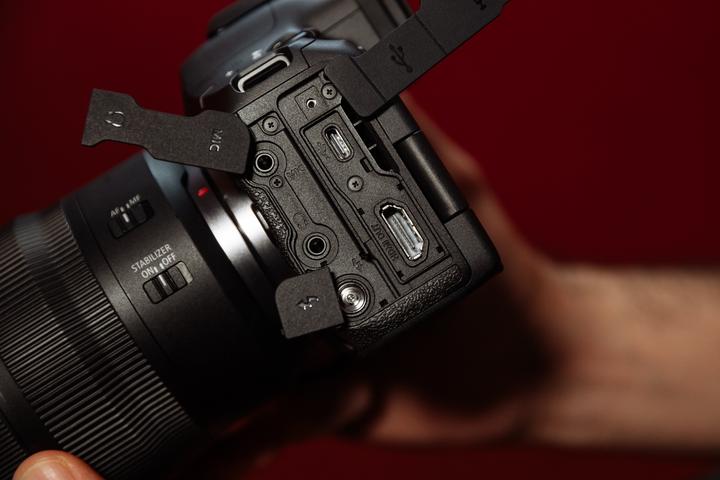Produktbild Canon EOS R5 Mark II + RF24-105 F4 L IS USM (24 - 105 mm, 45 Mpx, Vollformat)