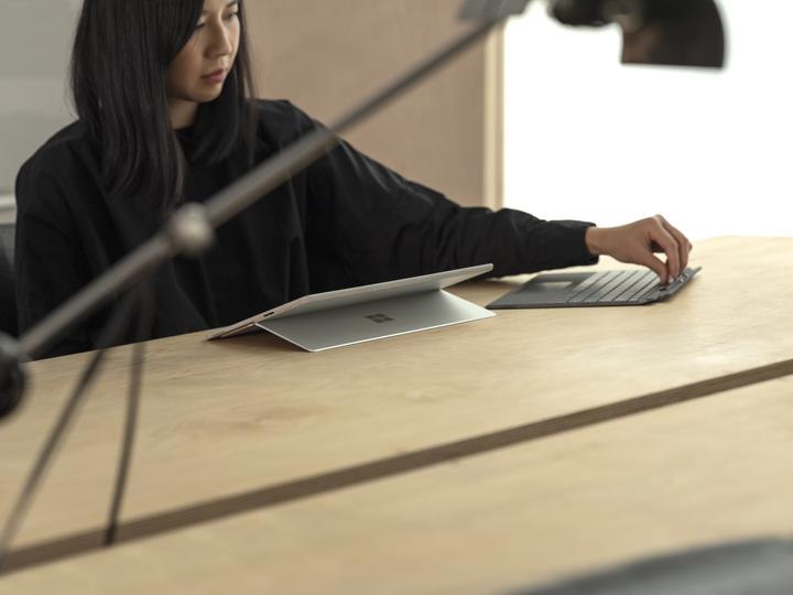 Produktbild Microsoft Surface Pro X (13", Microsoft SQ1, 8 GB, 256 GB)