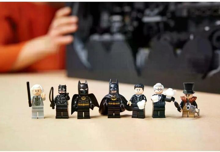 Produktbild LEGO Bathöhle Schaukasten (76252, LEGO Seltene Sets, LEGO DC)