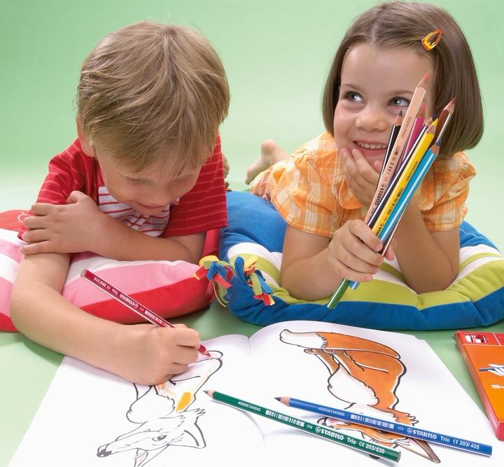 Productafbeelding STABILO Trio dik driehoekig krijt met puntenslijper (Veelkleurig, 18 x)