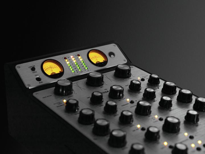 Productafbeelding Omnitronic TRM-222 (Studio en live mixer)