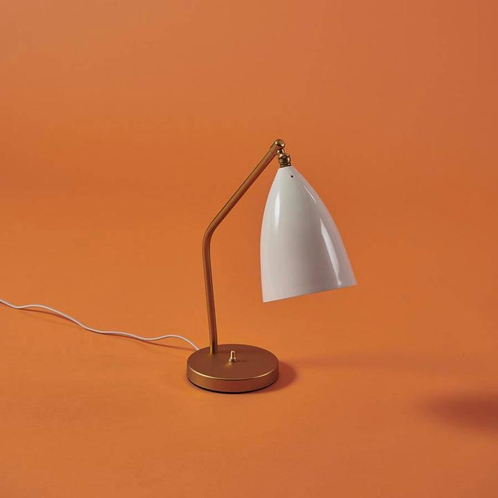 Produktbild Gubi Gräshoppa Tischleuchte Glossy Alabaster White/Brass (E14)