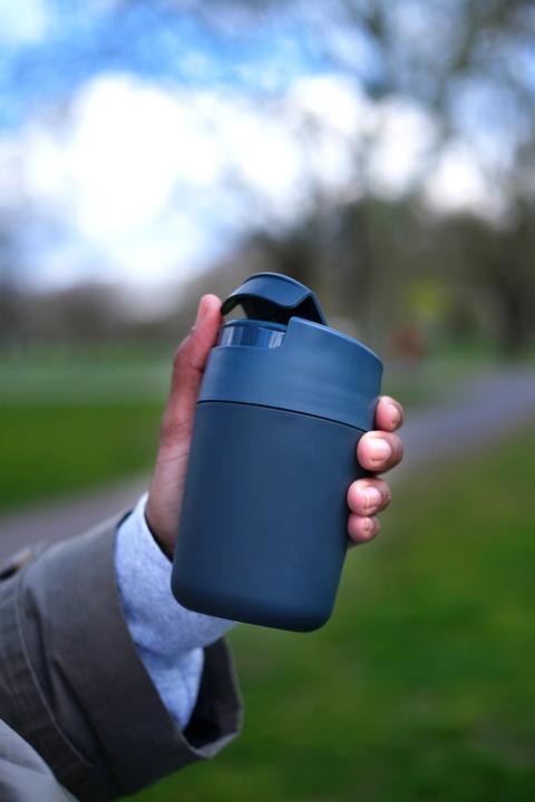 Immagine prodotto Joseph Joseph Tazza da viaggio Sipp con coperchio a cerniera - 454 ml 16 fl. oz - Blu (0.45 l)