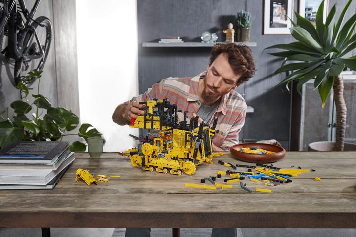 Actual product image LEGO Cat D11 Bulldozer (42131, LEGO Technic)