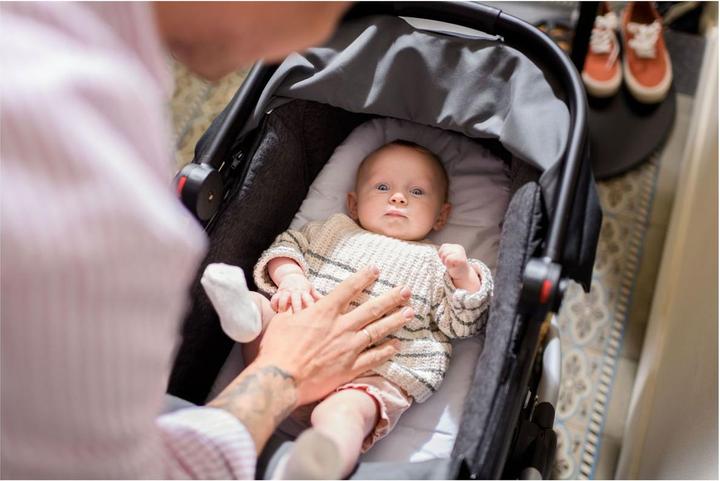 Produktbild Maxi-Cosi Oria Kinderwagenaufsatz Essential Graphite (Black Rim, Brown leather)