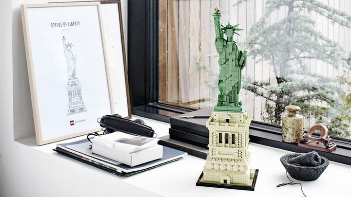 Actual product image LEGO Statue of Liberty (21042, LEGO Architecture)