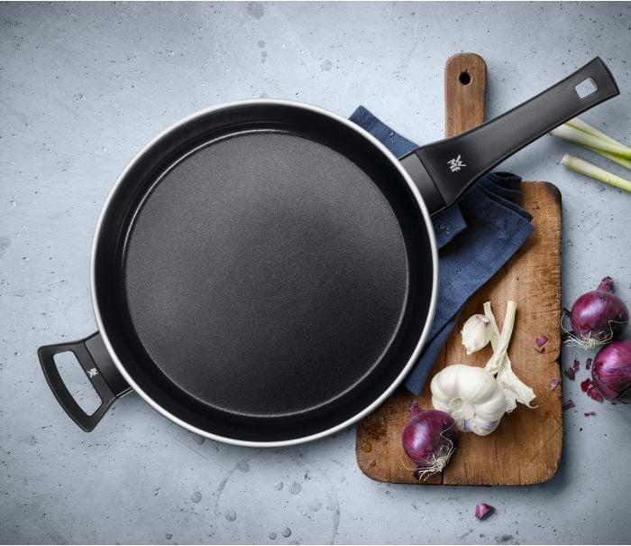 Produktbild WMF Schmorpfanne (28 cm, Bräter + Schmortopf, Aluminiumguss)