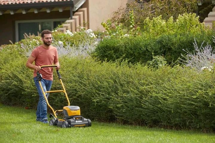 Actual product image Stiga Multiclip 547 AE Kit cordless lawn mower48 V 4 Ah (Rechargeable battery operated)