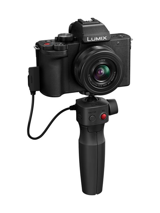 Produktbild Panasonic Lumix DC-G100D + AF 12-32mm f/3,5-5,6 asph. + Stativ Griff DMW-SHGR2 (12 - 32 mm, 20.30 Mpx, Micro Four Thirds)