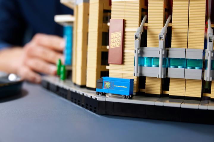 Actual product image LEGO ICONS CAMP NOU - FC BARCELONA 10284 (10284, LEGO Creator Expert, LEGO Rare Sets)
