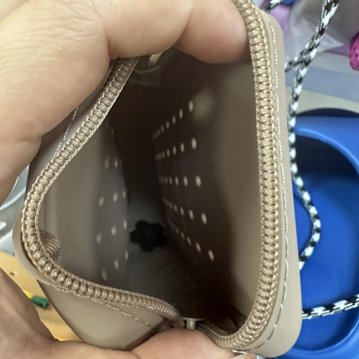Produktbild Only-Bags.Store Chic Silikon Keks-förmigen Crossbody Handytasche mit abnehmbarem Gurt - leicht, Zip-Verschluss