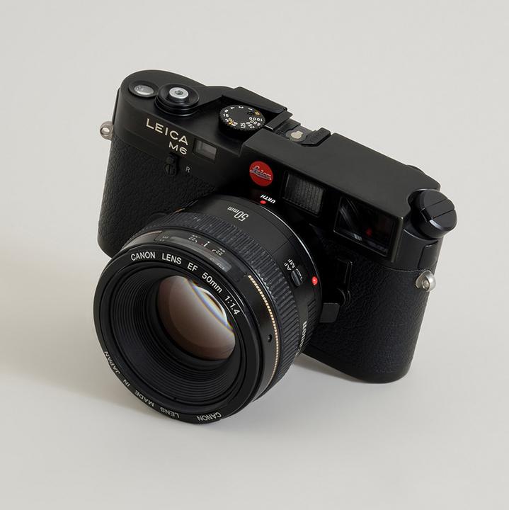 Produktbild Urth Lens Mount Adapter: Compatible with Canon (EF / EF S) Lens to Leica M Camera Body