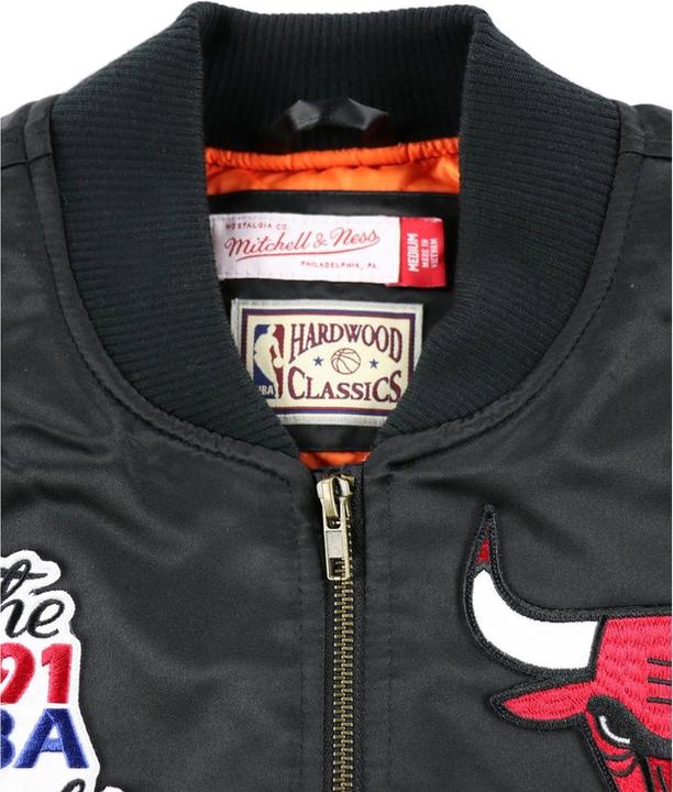 Image du produit Mitchell & Ness M&N Satin Bomber Veste - FLIGHT Chicago Bulls noir (L)