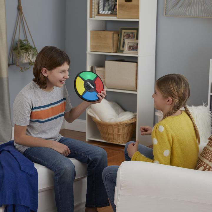 Actual product image Hasbro Gaming Family game Simon (English)