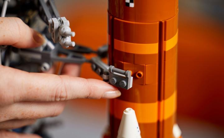 Actual product image LEGO NASA Artemis launch pad (10341, LEGO Icons, LEGO Rare Sets)