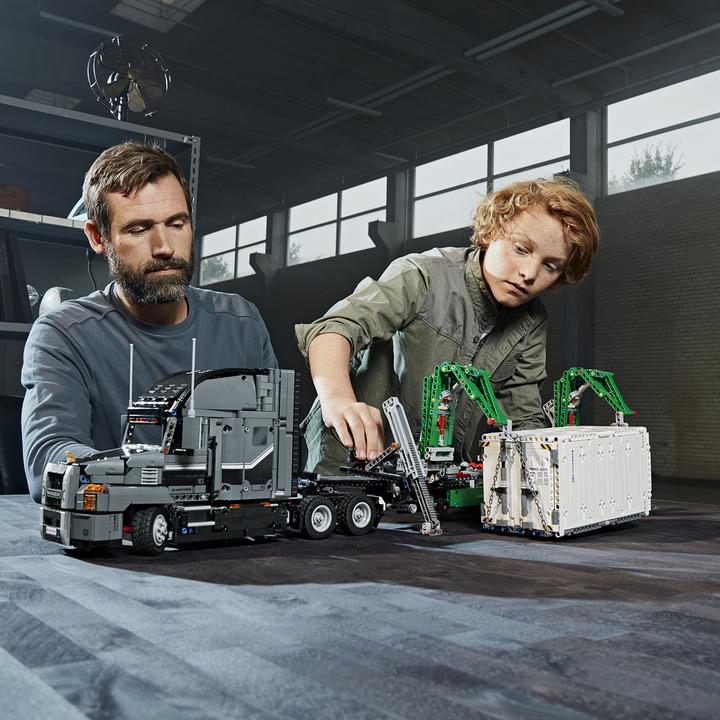 Actual product image LEGO Mack Anthem (42078, LEGO Technic)