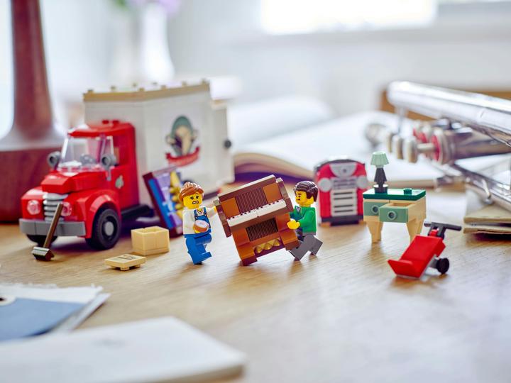 Actual product image LEGO Icons - Moving van (40586, LEGO Icons)