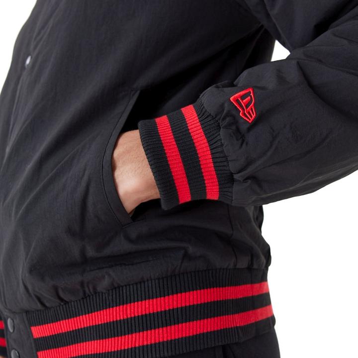 Image du produit New Era College Bomber Veste - BACKPRINT Chicago Bulls (L)