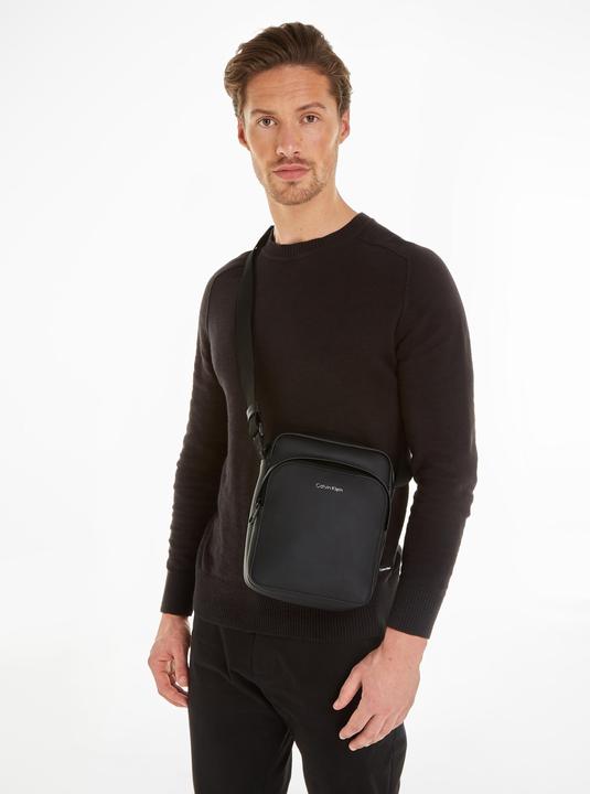 Produktbild Calvin Klein Herren Umhängetasche Ck Must Pique Reporter S W/Pckt Klein, Schwarz (Ck Black), Einheit (51% Polyester, 49% Polyurethan)