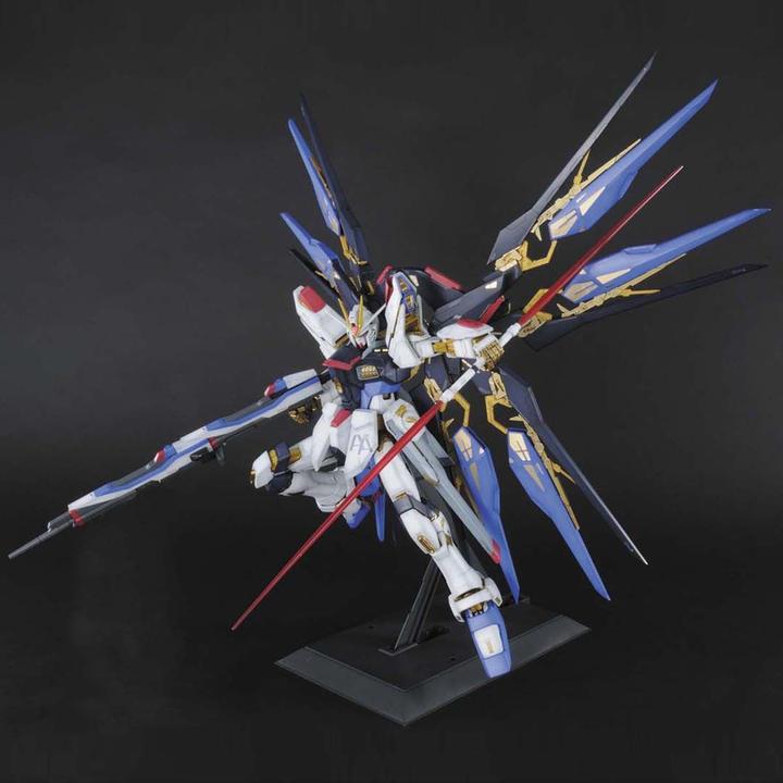 Actual product image Bandai Gundam - Strike Freedom Gundam Perfect Grade
