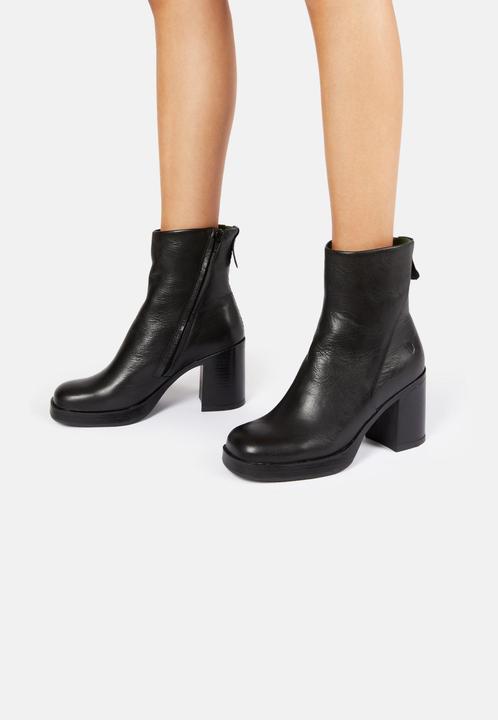 Produktbild Felmini VALERIA D574, der Stiefel mit Absatz von, ist aus schwarzem Leder gefertigt und bietet einen (40)