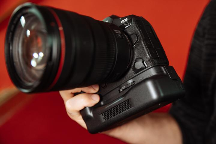 Produktbild Canon EOS R5 Mark II + RF24-105 F4 L IS USM (24 - 105 mm, 45 Mpx, Vollformat)