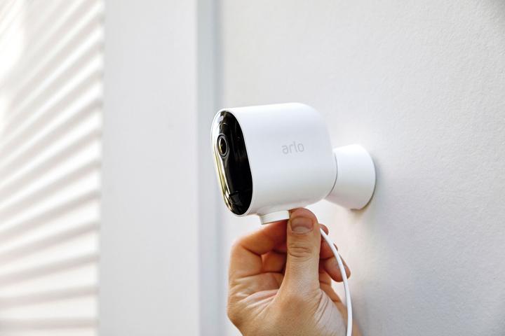 Actual product image Arlo Pro 3 Spotlight, kit 3 cameras white (2560 x 1440 Pixels)