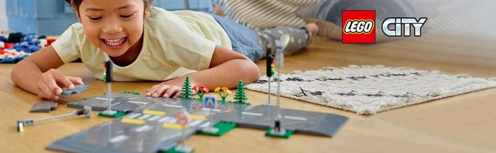 Actual product image LEGO Road intersection with traffic lights (60304, LEGO City)