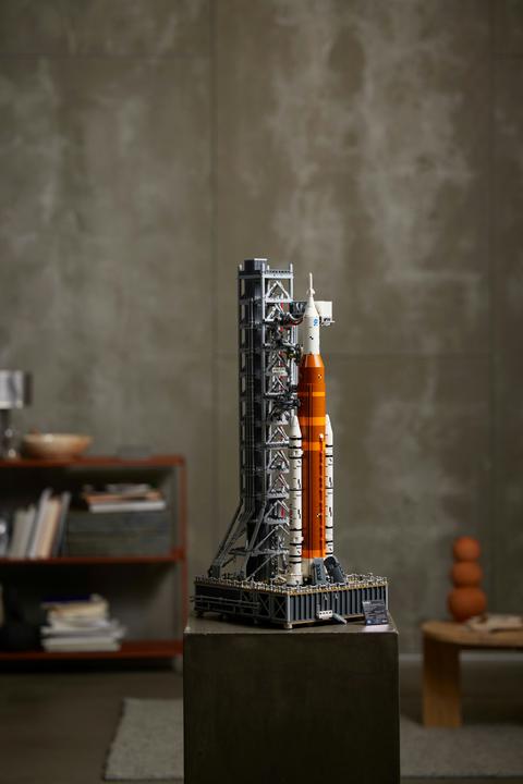 Actual product image LEGO NASA Artemis launch pad (10341, LEGO Icons, LEGO Rare Sets)