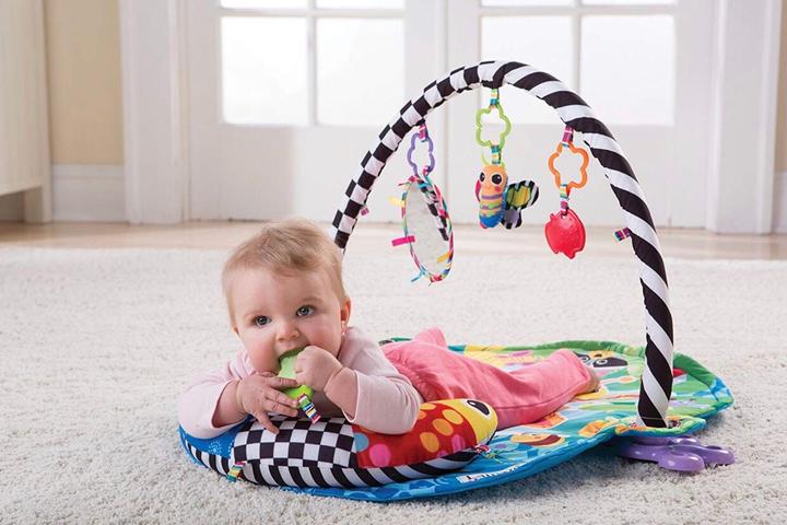 Produktbild Tomy Lamaze Freddie das Leuchtkäfer-Spiel