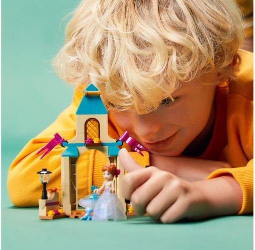 Actual product image LEGO Anna's castle courtyard (43198, LEGO Disney)