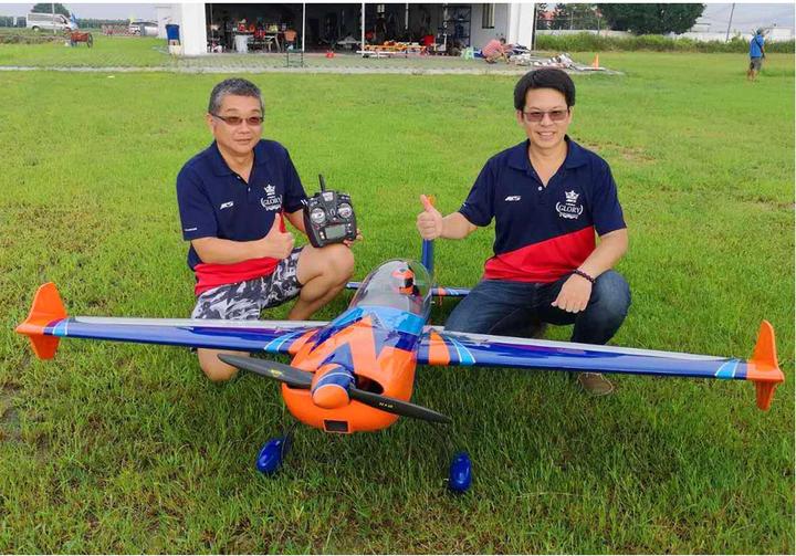 Produktbild Extremeflight-RC extra 300 85" orange / blau / weiss arf verbrenner/elektro version