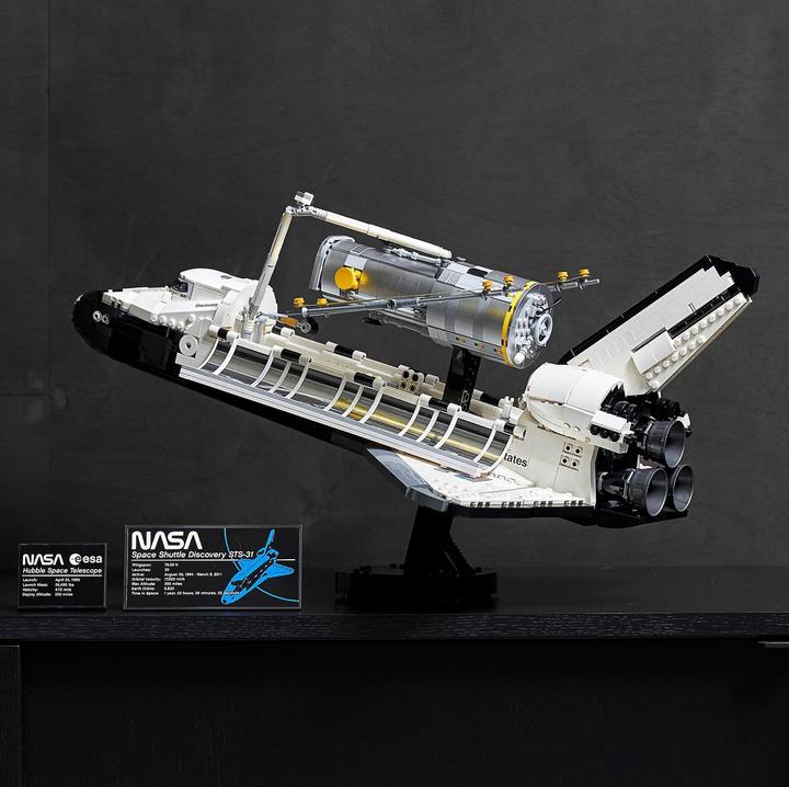 Actual product image LEGO NASA Space Shuttle Discovery (10283, LEGO Rare Sets)
