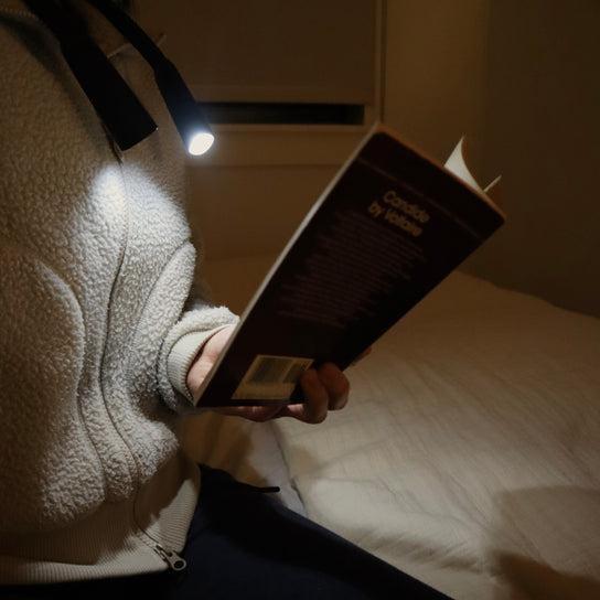 Image du produit Kikkerland Lumière du livre à main levée