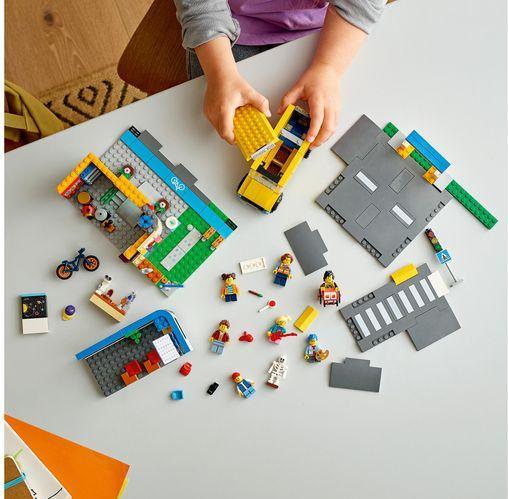 Produktbild LEGO Schule mit Schulbus (60329, LEGO City)