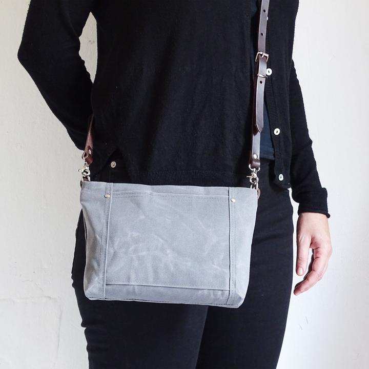 Image du produit Only-Bags.Store Petit sac à bandoulière en toile cirée, lanière en cuir, porte-monnaie à fermeture éclair