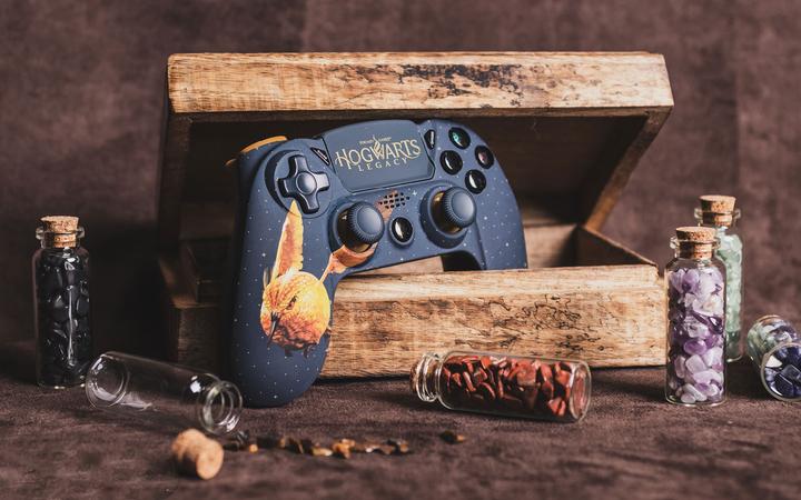 Produktbild Freaks and Geeks Hogwarts Legacy - Schnatzer (PS4)