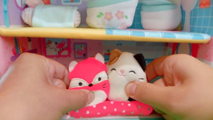 Produktbild Squishmallows Squishville Maison de Fifi (28 cm)